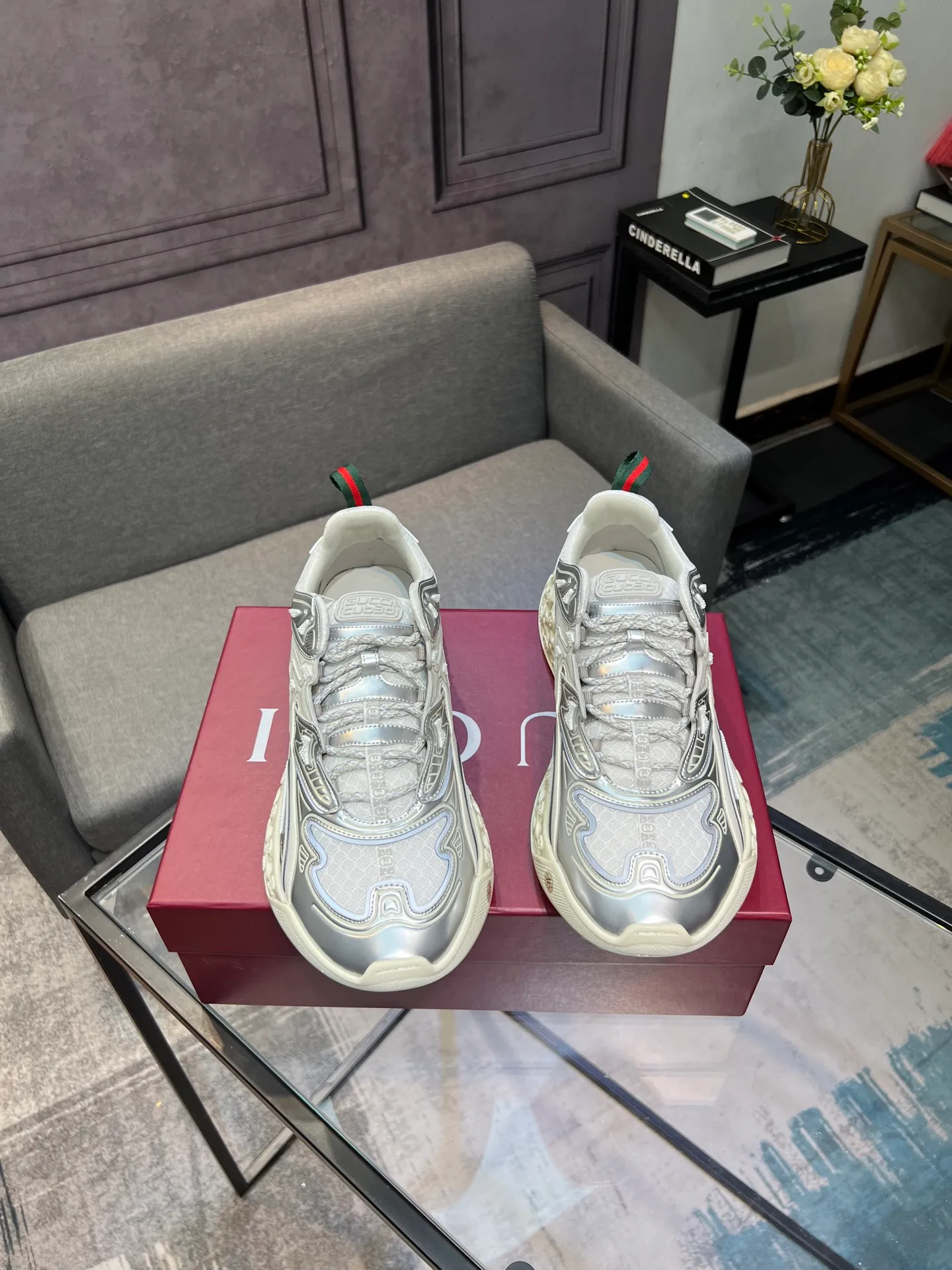 Men's Men's Shoes 💰900 Gucci Gucci 2.0 Sports Shoes Couple's Style Retro Casual Shoes Running Shoes Original Purchase, Development, Production Gucci 2.0 Sports Shoes reinterpret the brand's iconic striped webbing elements. This sneaker reinterprets the iconic details, using thick EVA soles with a smart silhouette, bringing a stable and comfortable wearing experience. Exquisite packaging at the delivery counter. Fabric: original imported cowhide + technical fabrics. Lining: original imported breathable mesh. Sole: original molded ultra-light foam rubber. Bottom thickness: 4CM. Size: 35-40 for women / 39-45 for men.